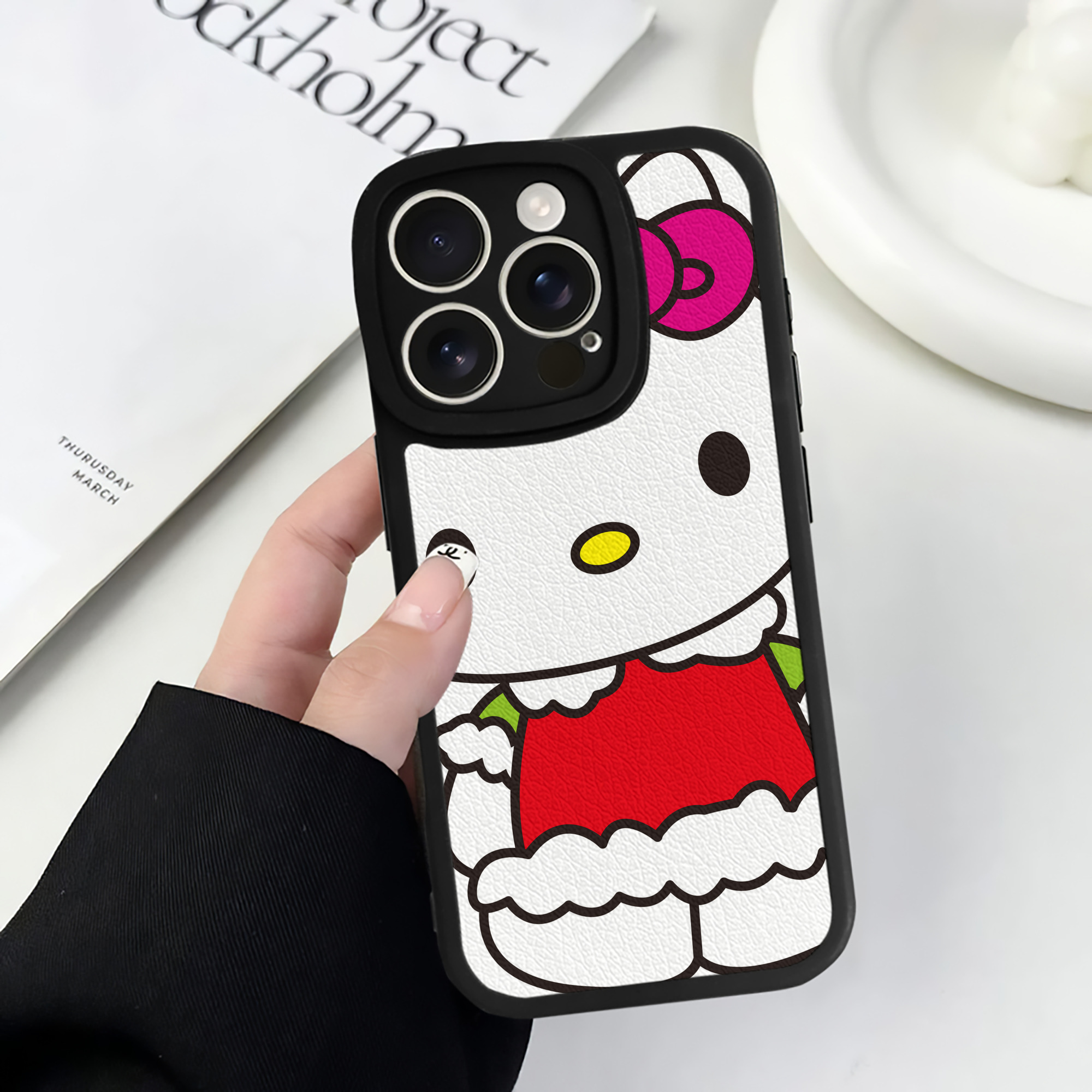 （画像用） Hello Kitty ハローキティ 【iPhone 16シリーズ対応】シリコンスマホケース（レザー調） 材質：シリコン